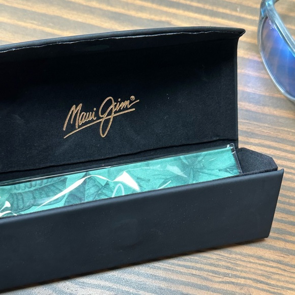 Maui Jim sunglasses onshore - Picture 6 of 7